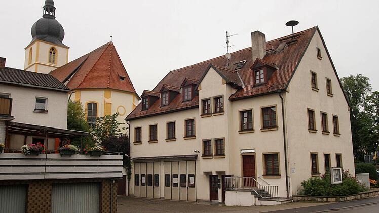 Die FFW Rentweinsdorf wünscht sich ein neues Löschfahrzeug, dessen Anschaffung in er Konsequenz möglicherweise auch einen Umbau oder Ersatzbau zur Unterbringung erfordert. Bisher sind die Fahrzeuge im Untergeschoss des Rathauses (Unser Bild) eingestellt.Foto: Günther Geiling