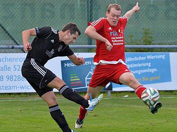 Der 22-j&auml;hrige Jonas Herzog (rechts) ist schon seit der Jugend f&uuml;r den SV Wachenroth aktiv und hat mit den Senioren in den vergangenen Jahren immer um den Aufstieg gespielt. Geklappt hat das bisher nicht. Fotos: Archiv