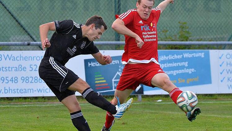 Der 22-j&auml;hrige Jonas Herzog (rechts) ist schon seit der Jugend f&uuml;r den SV Wachenroth aktiv und hat mit den Senioren in den vergangenen Jahren immer um den Aufstieg gespielt. Geklappt hat das bisher nicht. Fotos: Archiv