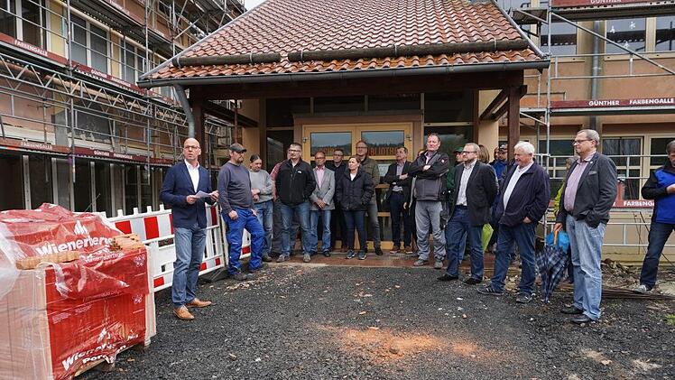 Bürgermeister Gerd Kleinhenz (links) sprach anlässlich des Richtfestes über den Werdegang der neuen Turnhalle und der Schulsanierung.  Foto: Marion Eckert