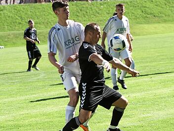 Der Stadtlauringer Maximilien Raab (links) bewacht den Traustadter Spielertrainer Udo Mauer.  Foto: Günther Geiling