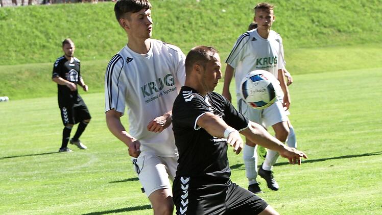 Der Stadtlauringer Maximilien Raab (links) bewacht den Traustadter Spielertrainer Udo Mauer.  Foto: Günther Geiling
