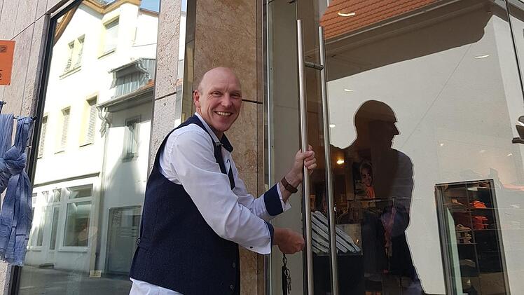 Auch Ralf Ludewig muss sein Modehaus in der Brunnengasse am Mittwoch, 18. März 2020, schließen. "Es gibt hier nur Verlierer, keine Gewinner", sagt er. Foto: Susanne Will