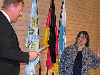Der im Amt bestätigte Bürgermeister Michael Keilich vereidigt Doris Völler.  Foto: Klaus Oelzner