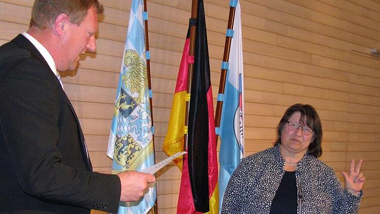 Der im Amt bestätigte Bürgermeister Michael Keilich vereidigt Doris Völler.  Foto: Klaus Oelzner