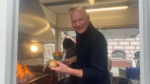 Bernd Meinhardt geh&ouml;rt zu den insgesamt acht Bratwurstbratern, die sich auf dem Marktplatz mit dem Verkauf der Coburger Spezialit&auml;t abwechseln.