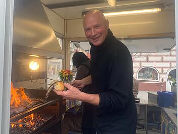 Bernd Meinhardt gehört zu den insgesamt acht Bratwurstbratern, die sich auf dem Marktplatz mit dem Verkauf der Coburger Spezialität abwechseln.