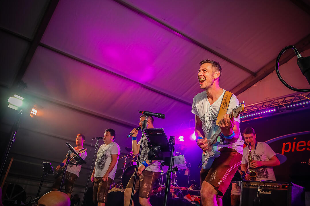 Samstagsparty im Festzelt!