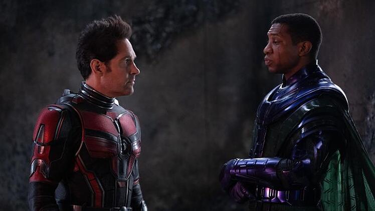 In "Ant-Man and The Wasp: Quantumania" treffen Ant-Man (Paul Rudd, links) und Co. auf den rachsüchtigen Kang (Jonathan Majors).