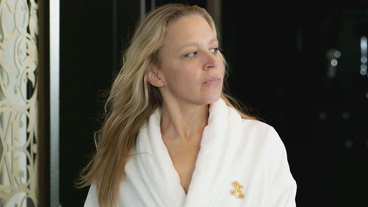 Portr&auml;t einer "Lebensspielerin": Silke Weinzierl (Nina Proll) genie&szlig;t ein kurzes Hoch in Sachen Gl&uuml;ck.