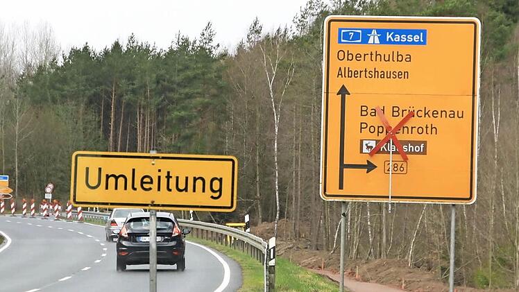 Die eigentliche Abbiegespur ist zwar gesperrt, Autofahrer können jedoch nach der Brücke links in Richtung Poppenroth abbiegen.