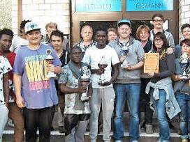 48 Mannschaften beteiligten sich an der Eltmanner Kegel-Stadtmeisterschaft, die Besten wurden durch die Abteilungsleiter Ronda Flemming und Markus Scheuring (rechts) sowie Bürgermeister Michael Ziegler (Vierter von von rechts) mit Pokalen ausgezeichnet.