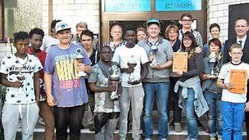 48 Mannschaften beteiligten sich an der Eltmanner Kegel-Stadtmeisterschaft, die Besten wurden durch die Abteilungsleiter Ronda Flemming und Markus Scheuring (rechts) sowie Bürgermeister Michael Ziegler (Vierter von von rechts) mit Pokalen ausgezeichnet.