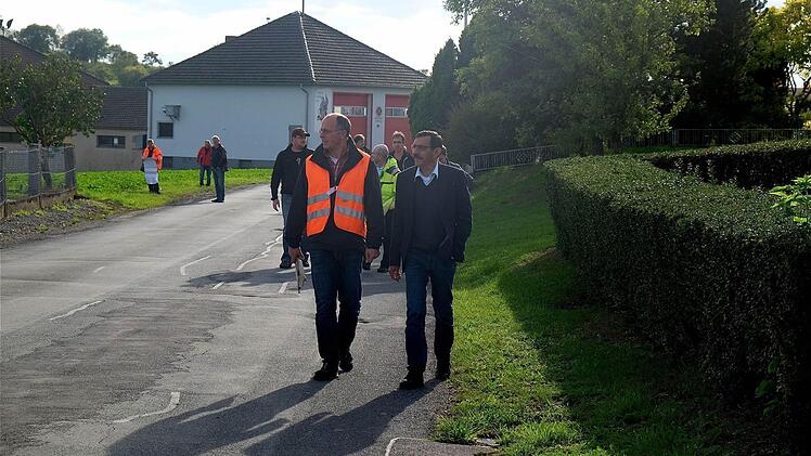 Ortsbegehung in Schwärzelbach. Foto: Gerd Schaar