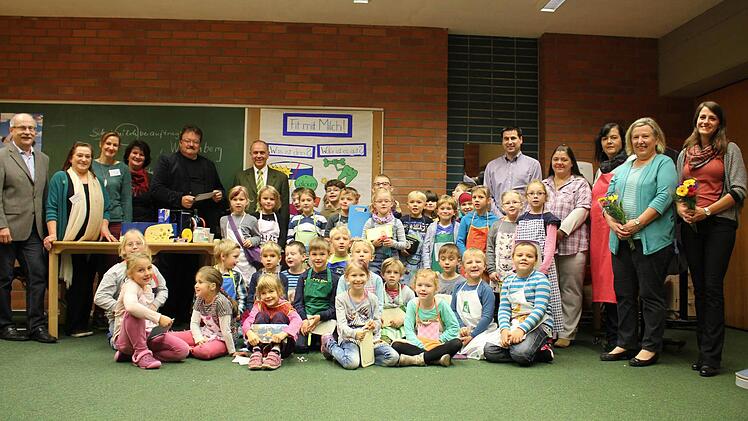 Die zweiten Klassen in Marktleugast hatten einen Unterrichtstag über Ernährung und neben ihren Lehrerinnen auch Besuch von Ursula Willenberg, Heidi Schmidt, Bürgermeister Franz Uome, Schulamtsdirektor Jürgen Vonbrunn, Kreisbäuerin Beate Opel, Sigrid Schwab und dem Elternbeirat. Links Schulleiter Siegfried Sesselmann. Foto: Klaus Klaschka