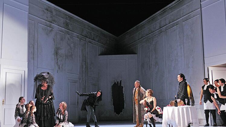 Szene aus dem "Rosenkavalier" am Landestheater Coburg.Foto: Andrea Kremper