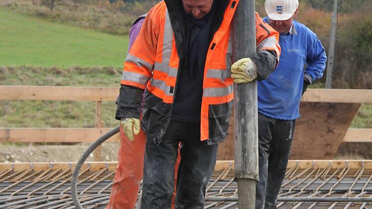 Mit zwei Pumpen wird betoniert: Es ist wichtig, dass beide Widerlager gleichmäßig hochgezogen werden. Foto: Sonny Adam