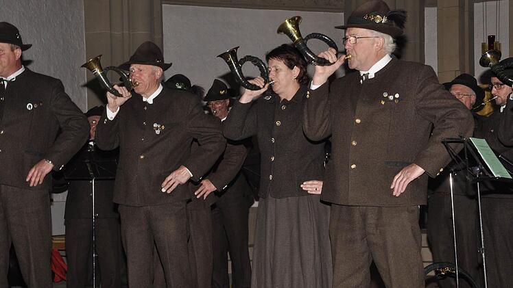 Das Jagdhornblasen ist Pflege jagdkultureller Traditionen. Mit jagdlichen Signalen begrüßte und verabschiedete die Jagdhorngruppe des Jägervereines die Gläubigen in der Herz-Jesu Stadtpfarrkirche.
