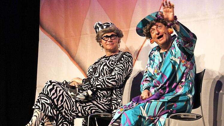 Martin Rassau (links) und Volker Heißmann in ihren bekanntesten Rollen: als Witwen Waltraud und Mariechen  Foto: Evi Seeger