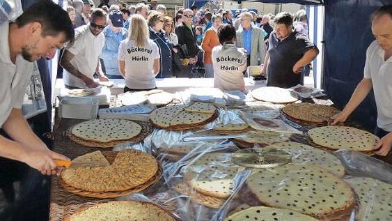 Der Original Sander Käsekuchen findet auch bei der Kirchweih reißenden Absatz.