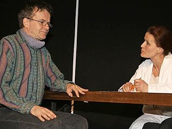 Vorsorgetermin bei der Ärztin: Der Ehemann (Volker Heymann) ist alles andere als freiwillig da und weiß nicht so recht, was ihn erwartet. Aufklärung liefert die Medizinerin (Monika-Margret Steger).  Foto: Sonja Adam