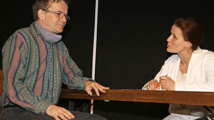 Vorsorgetermin bei der Ärztin: Der Ehemann (Volker Heymann) ist alles andere als freiwillig da und weiß nicht so recht, was ihn erwartet. Aufklärung liefert die Medizinerin (Monika-Margret Steger).  Foto: Sonja Adam