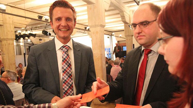 Andreas Hügerich (links) strahlt: Alle Stimmen galtem ihm. Jetzt ist er Bürgermeisterkandidat der SPD in Lichtenfels. Der Marathonläufer ist elf Monate vor der Kommunalwahl gestartet. Am 16. März 2014 will er die Ziellinie überqueren. Fotos: Tim Birkner