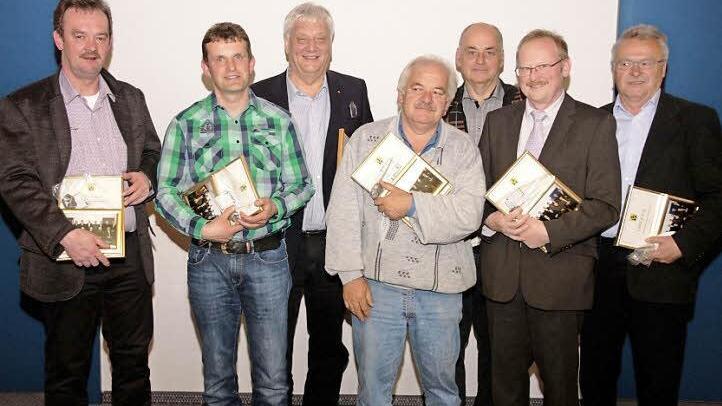 Die scheidenden Gemeinderäte (v.l.): Stefan Arnold, Alois Reichel, Willi Müller, Max Habermann, Heinz Egloffstein, Wilfried Kirsch und Oswin Gmelch  Fotos: Galster