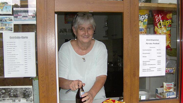 Noch bis zum Ende der Saison versorgt Rosi Heinisch die Gräfenberger Badegäste mit Getränken und Snacks.  Foto: Malbrich