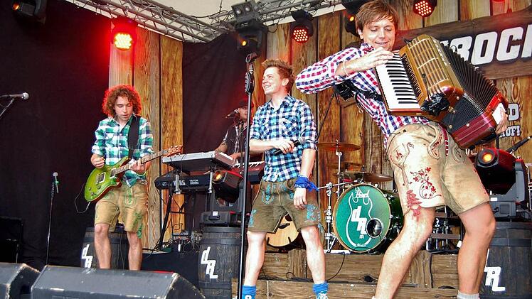 Die Dorfrocker sorgten für gute Stimmung und die Nüdlinger feierten ohne Zwischenfälle ihr Fest. Foto: Sigismund von Dobschütz