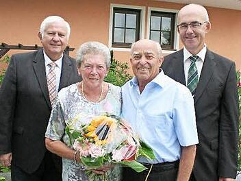 Zur "Diamantenen" gratulieren den Heimbachs Bürgermeister Jakobus Kötzner (r.) und stellvertretender Landrat Johann Pfister. Foto: Evi Seeger