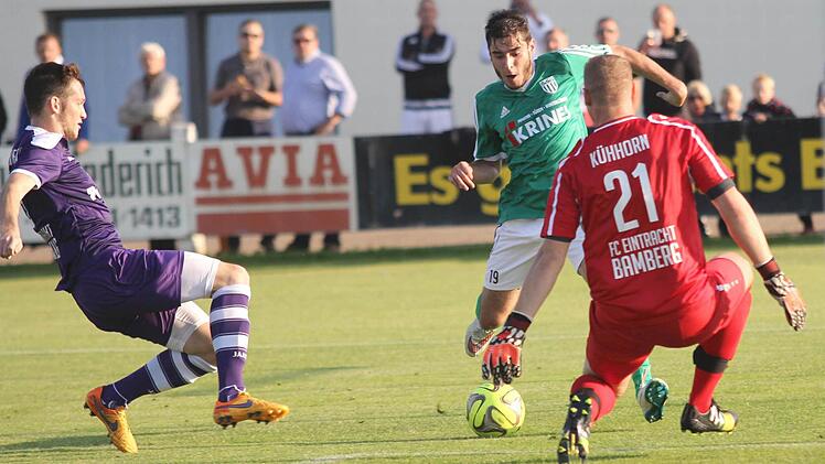 Großchance fürs Dinis Ribeiro vom FC Sand (Mitte), doch der scheitert an Bambergs Schlussmann Matthias Kühhorn. Links Lucas Schraufstetter vom FCE