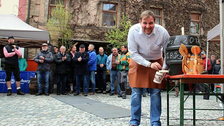 Läuft: Nach erfolgreichem Bieranstich hat Bürgermeister Martin Mittag gut lachen. Foto: Bettina Knauth