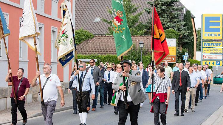 Im "Gleichschritt" zog der Kirchweihtross mit den Fahnenträgern vorneweg und dem Lokalpolitikern im Anschluss vom Michelauer Rathaus zum Festplatz. Fotos: Klaus Gagel