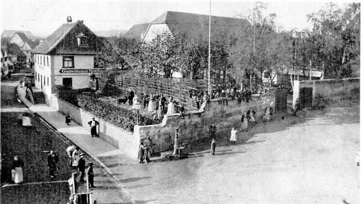 Die Wiesentstraße, 1907 aufgenommen: Wo heute das Kino-Center steht, war damals ein Biergarten .  Foto: FT-Archiv