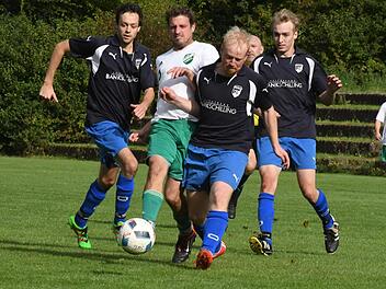 Mit (von links) Bastian Seidl, Niklas Lerpscher und Erik Beyer kümmern sich gleich drei Spieler des TSV Oberthulba um den Garitzer Routinier Stefan Glöckler. Unter dem Strich mit überschaubarem Erfolg, denn die Punkte blieben bei den Stadtteil-Kickern.Hopf