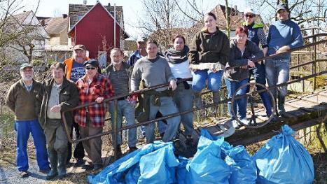 Die starke Truppe des Angelsportvereins nach erfolgter Ufersäuberung mit der "Ausbeute" am Steg  Foto: Thomas Micheel