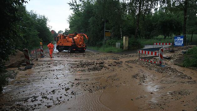 Die Einsatzkr&auml;fte der Feuerwehr waren im Dauereinsatz. Am Mittwoch zog ein Unwetter &uuml;ber weite Teile Oberfrankens uns sorgte f&uuml;r &uuml;berflutete Stra&szlig;en und vollgelaufene Keller. Erbsengro&szlig;e Hagelk&ouml;rner waren auch dabei. Foto:  NEWS5/Merzbach