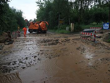 Die Einsatzkräfte der Feuerwehr waren im Dauereinsatz. Am Mittwoch zog ein Unwetter über weite Teile Oberfrankens uns sorgte für überflutete Straßen und vollgelaufene Keller. Erbsengroße Hagelkörner waren auch dabei. Foto:  NEWS5/Merzbach