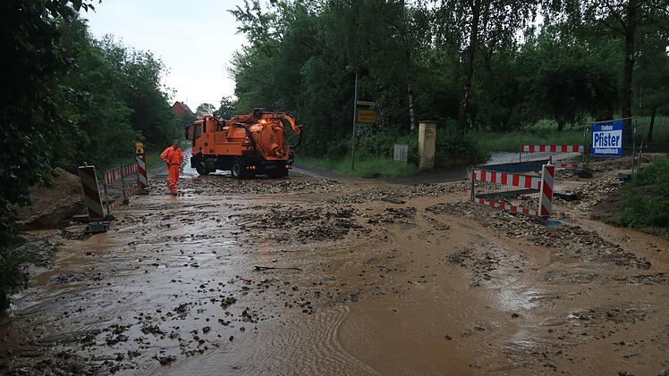 Die Einsatzkräfte der Feuerwehr waren im Dauereinsatz. Am Mittwoch zog ein Unwetter über weite Teile Oberfrankens uns sorgte für überflutete Straßen und vollgelaufene Keller. Erbsengroße Hagelkörner waren auch dabei. Foto:  NEWS5/Merzbach