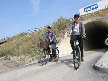 Sie sind durch: Oberbürgermeister Uwe Kirschstein (links) und Bauamtschef René Franz nach der ersten Fahrt durch den Wellstahlrohrdurchlass bei Kersbach. Fotos: Barbara Herbst