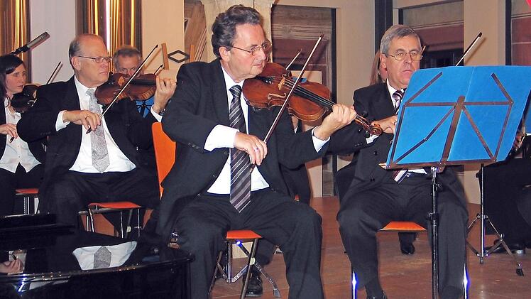 Das Instrumental-Collegium Lichtenfels spielt unter der Leitung von Heinz Wilk (Mitte). Foto: privat