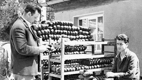 Egon Landgraf prüft die Qualität beim Aufsohlen, das Bild entstand im Jahr 1965.