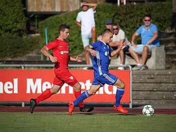Synchronlaufen zwischen dem Baiersdorfer Christian Kraus (links) und dem Schwabacher Nico Scharinger. Foto: Sebastian Baumann/anpfiff.info
