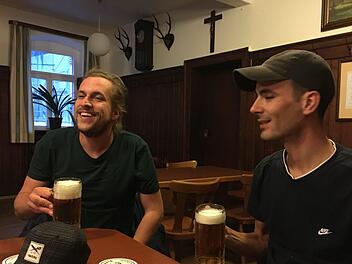 Die jungen  Stammgäste Stefan (links) und Sebastian  in Gretas histprischer Gastsube in Hallstadt,  Foto: Anette Schreiber