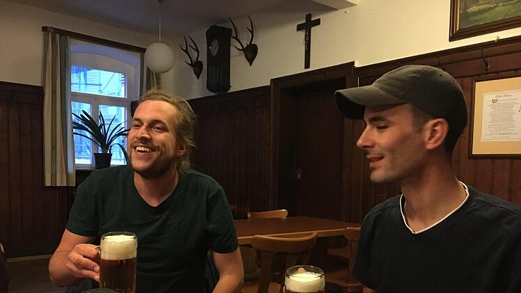Die jungen  Stammgäste Stefan (links) und Sebastian  in Gretas histprischer Gastsube in Hallstadt,  Foto: Anette Schreiber