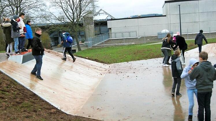 Viele Schüler der Herzog-Otto-Mittelschule und der Dr.-Roßbach-Grundschule Lichtenfels trotzten dem Regen und probierten "ihre" neue Skateranlage sogleich aus - auch ohne Skateboards. Foto: Corinna Tübel