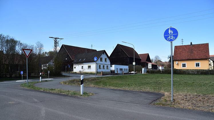 Noch etwas verwirrend die Radwegbeschilderung in L&ouml;sau. Foto: Uschi Prawitz