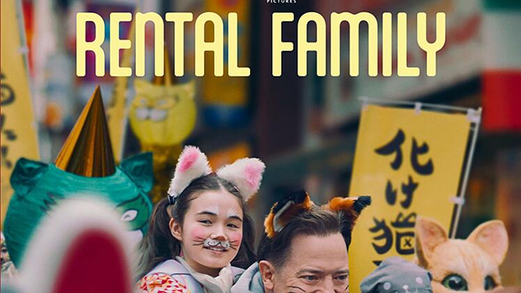 Brendan Fraser (mit Shannon Mahina Gorman) l&auml;sst sich in "Rental Family" als Familienmitglied mieten.