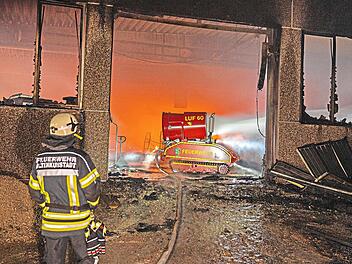 Beim verheerenden Brand einer Sarglagerhalle in Lichtenfels kam ein ungew&ouml;hnliches Fahrzeug zum Einsatz. Ferdinand Merzbach/News5